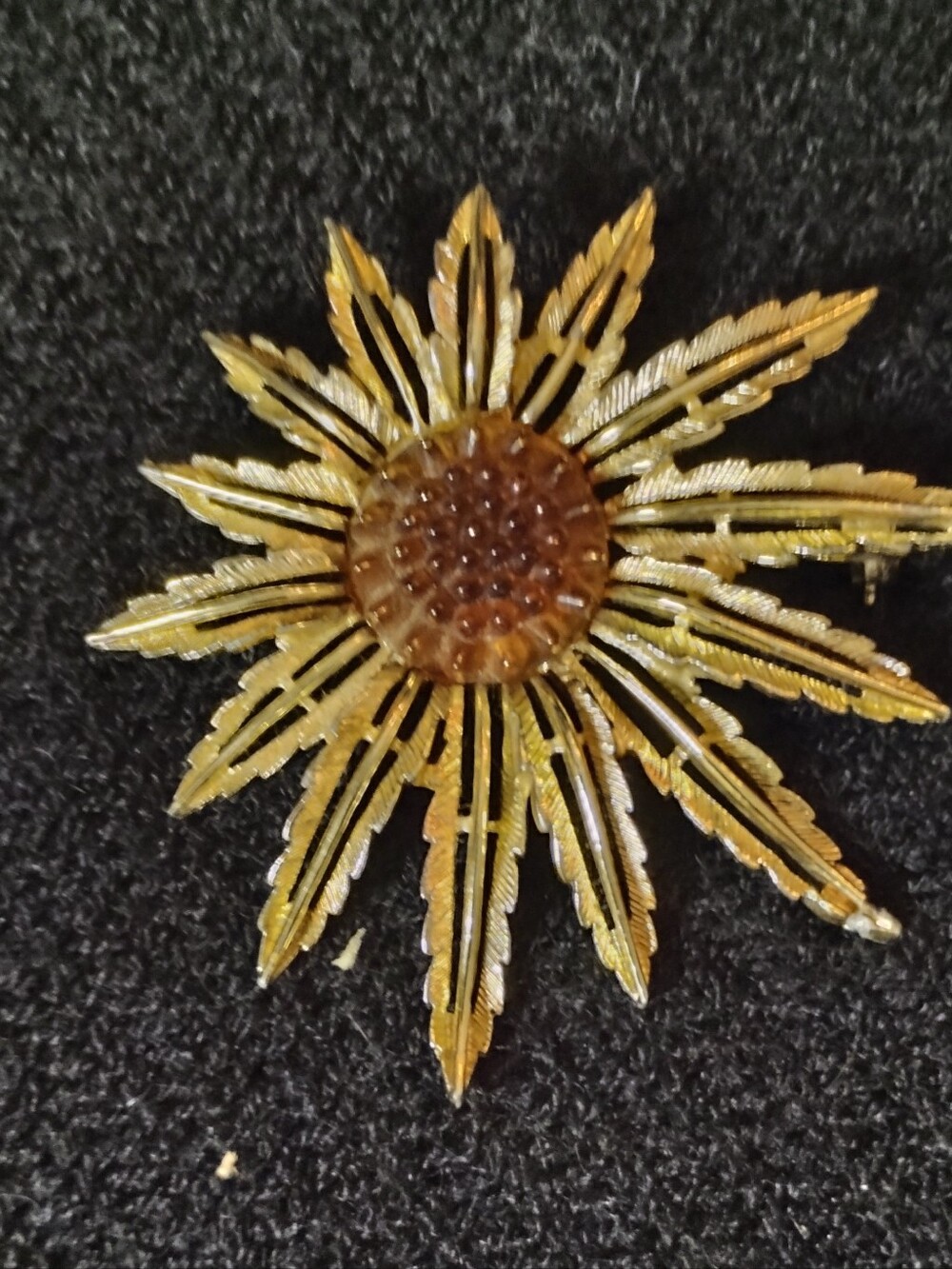 Sarah Coventry Gold Sunburst Flower Brooch - Gold Tone